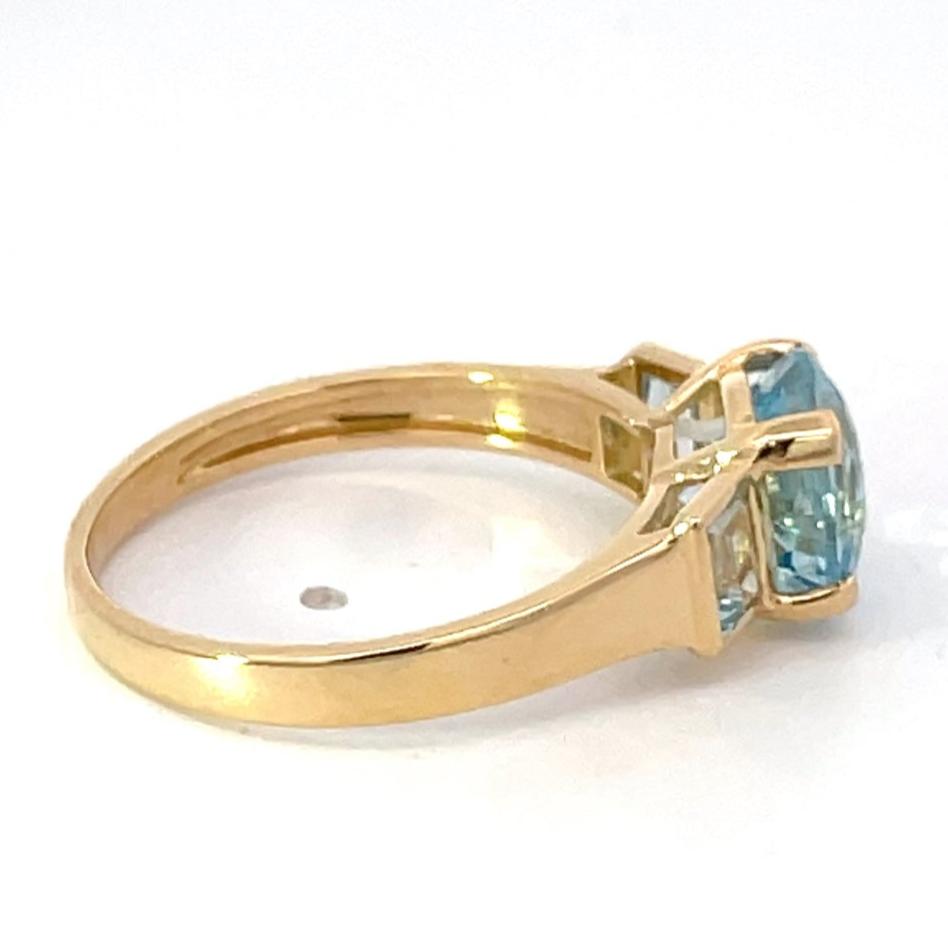 Side view of 1.90ct Round Cut Aquamarine Engagement Ring, 18k Yellow Gold